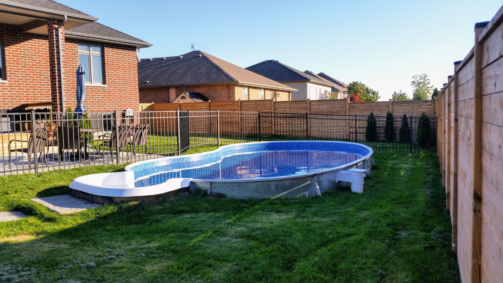 Another return customer to wanted us to install an additional fence around their on ground pool. For us, it was a challenging to work around the pool which required us to curve the fence. But with some thought and planning - we made this fence another masterpiece. Matte Black Aluminum four foot tall in Kingsbridge subdivision in Amherstburg.