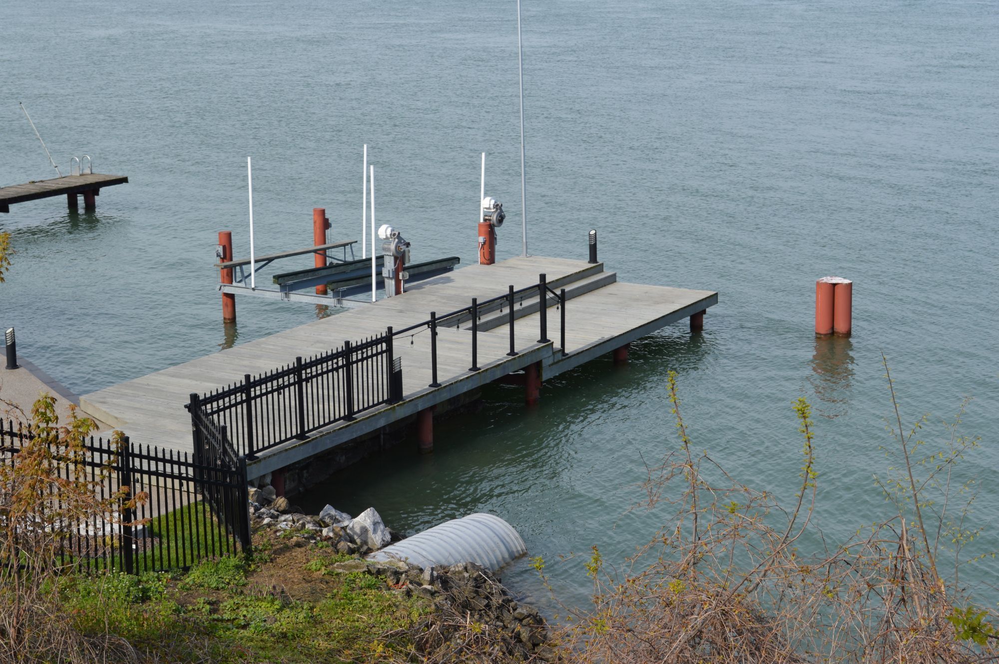 Down the steep incline at the outskirts of Amherstburg we tacked this railing installation along the dock. The customer was having boaters tie up while visiting the tourist information centre, and wawterted to restrict access. Beautiful Victoria Railing installation